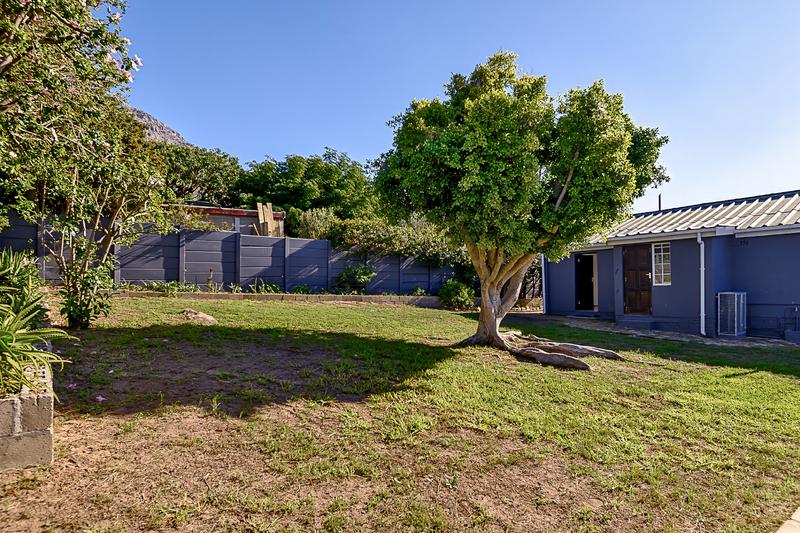 To Let 4 Bedroom Property for Rent in Lakeside Western Cape
